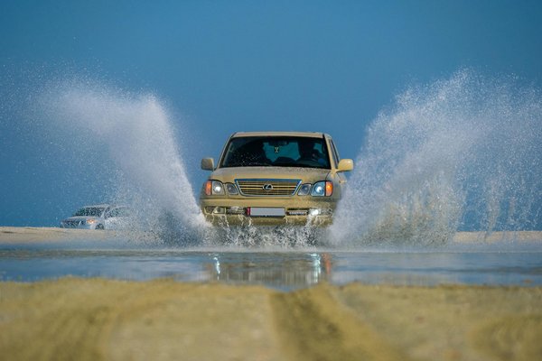 Comment choisir le bon type de pneus pour améliorer la sécurité de votre véhicule sur routes mouillées ?