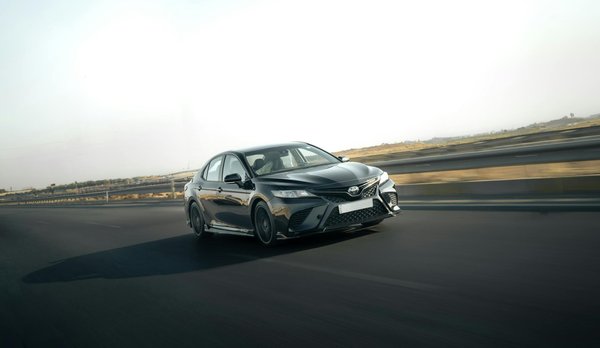 Quels sont les principaux avantages d'une voiture hybride rechargeable comparée à une électrique complète?